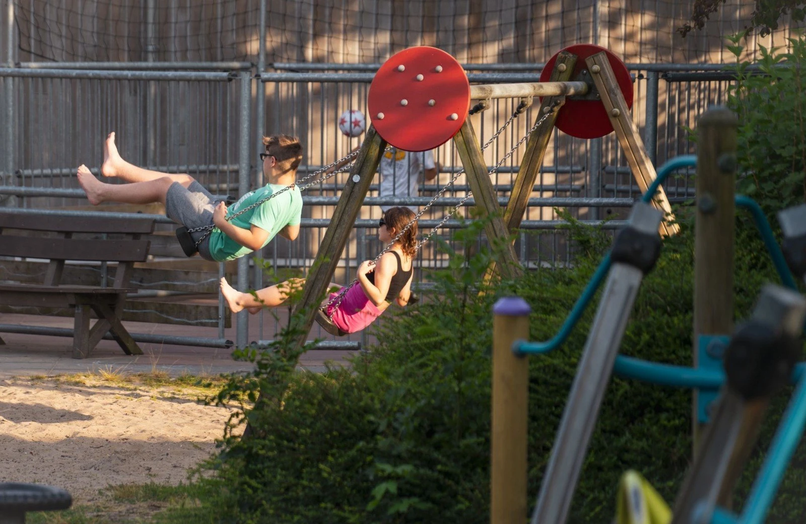 Kindvriendelijke camping delft met schommel in de speeltuin